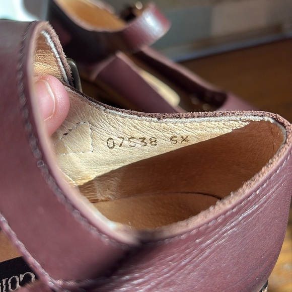 🦥 Kenneth Cole NY 07538 burgundy, leather Mary Janes Block heel flower cut out: - Picture 4 of 9